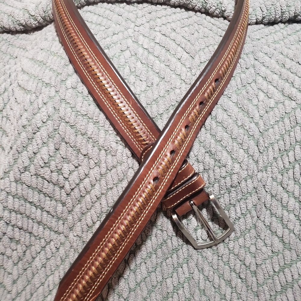 Johnston & Murphy Belt , no marks , scratches